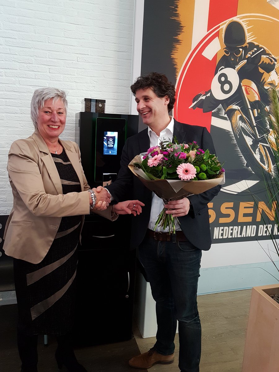 Felicitaties van wethouder @AnryKD voor managing director R. Schortinghuis van Animo. Koffieautomaatfabrikant Animo uit Assen won deze week de prestigieuze iF Design Award. De  designprijs ging naar de OptiBean Touch, een nieuwe stijlvolle koffiemachine