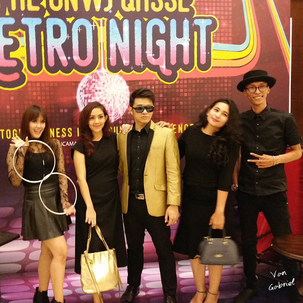 Van_Gabriel's tweet photo. Thanks Pertamina for having us at Retro Night PHE ONWJ at R Rancamaya Hotel Bogor
.
Organized by : @orens_organizer
.
Magician by : Van Gabriel (#MontanaTech Elite Team)
.
Entertaint by : @queenpercussion_indonesia
.
.
@galihmontana @chitalarasatiiiiii @shandypratama_20 .
. https://t.co/wvFp2bSDuN