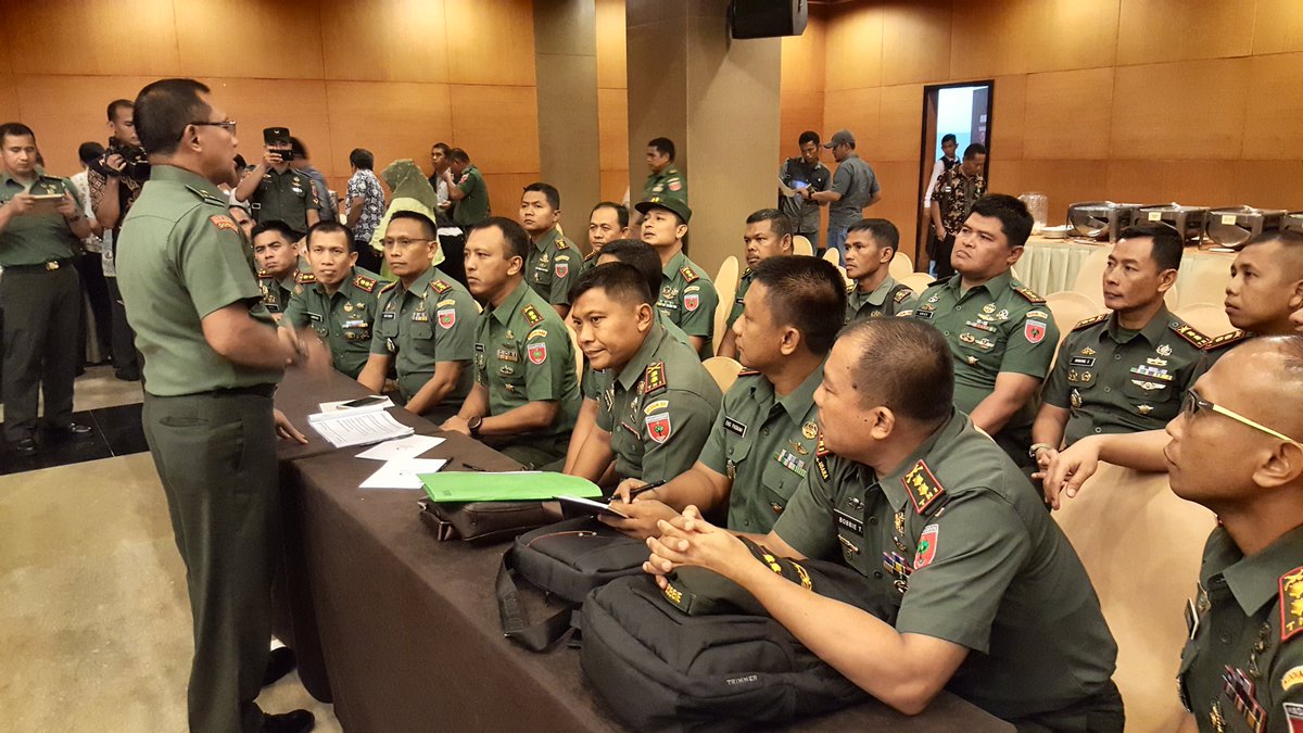 BadanPangan's tweet photo. Kasdam XIV, Brigjen Budi Sulistijono memberikan arahan kepada para Dandim untuk mengawal operasi SERGAB Prov. Sulawesi Selatan
@kementan @Ditjen_TP_News
@PerumBULOG @tni_ad @BANKBRI_ID
#Sergab #Gabah #Beras #PetaniSejahtera #StokPanganAman #HargaPanganStabil #TNIbersamarakyat https://t.co/hlcjZHWFVu