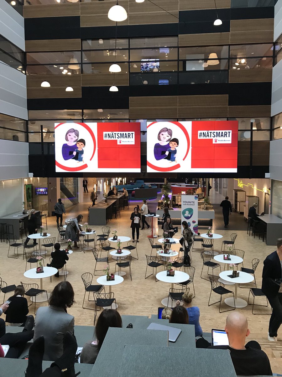 S_Lagerstrom's tweet photo. Viktiga frågor diskuteras på jobbet! Bli #nätsmart för våra barns skull. @TeliaSverige tillsammans med @raddabarnen #younite https://t.co/yGTWQp0aK5