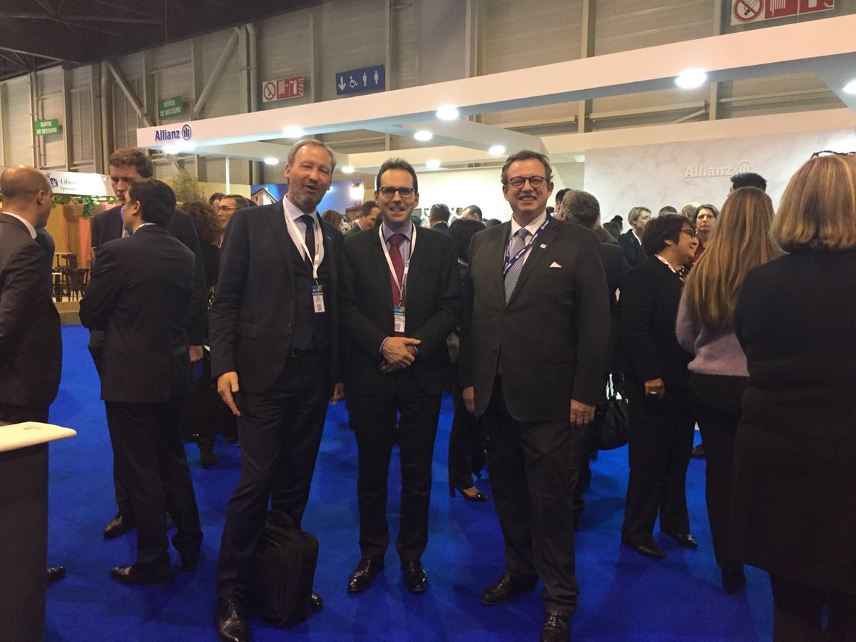 allianzfrance's tweet photo. Moments riches en échanges avec les Risk Managers et les Courtiers à bord de l’Unité Mobile d’Intervention Allianz #AMRAE2018 #Midcorp #AllianzEntreprises https://t.co/VxPXRjPUKy