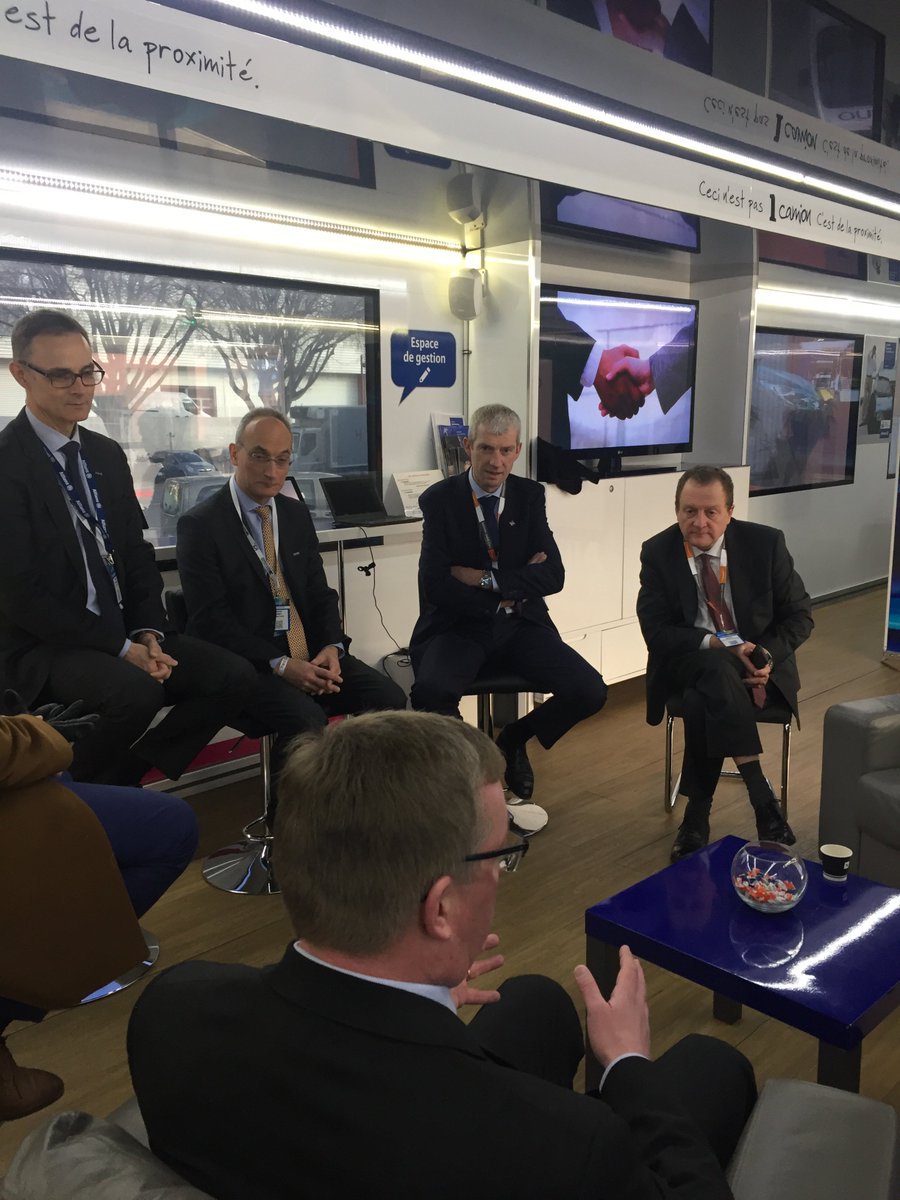 allianzfrance's tweet photo. Moments riches en échanges avec les Risk Managers et les Courtiers à bord de l’Unité Mobile d’Intervention Allianz #AMRAE2018 #Midcorp #AllianzEntreprises https://t.co/VxPXRjPUKy