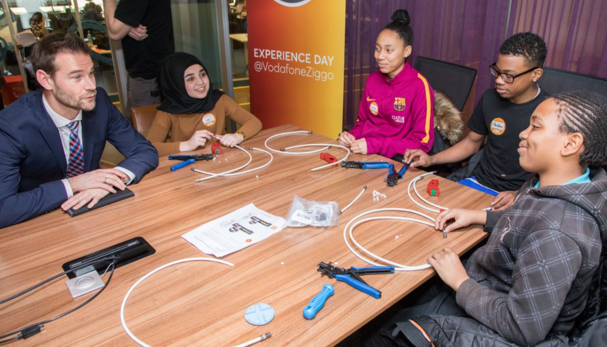 VodafoneZiggo's tweet photo. Vandaag bezoekt wethouder @SvendeLangen onze Experience Day bij VodafoneZiggo in Rotterdam. Samen met @JINC zetten we ons in om jongeren kennis te laten maken met techniek https://t.co/bz3hgxD4t4 https://t.co/gr0YUdMbxP