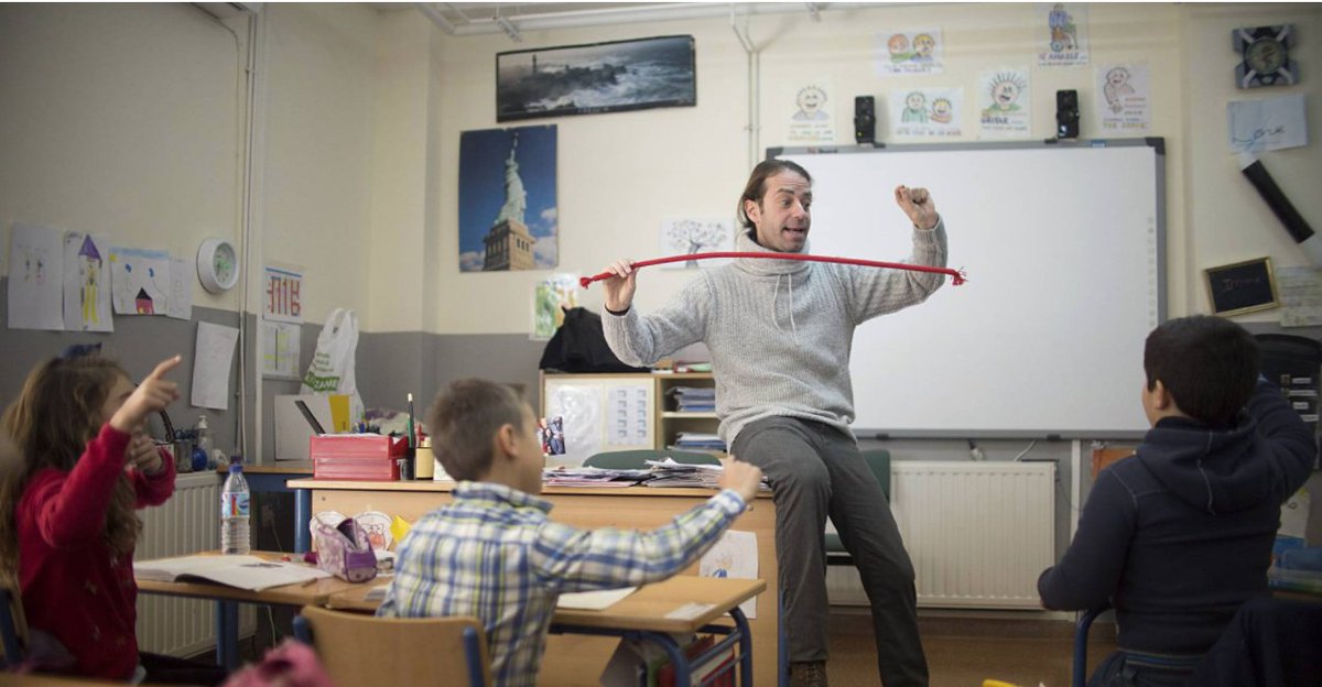 Educaixa's tweet photo. Xuxo Ruiz Domínguez, profesor de primaria del Colegio San Sebastián de Albaida de Aljarafe de Sevilla, es uno de los nominados al premio World Teacher Prize. 
Su secreto: llevar la magia a sus aulas.

Descubre su experiencia aquí 👉 https://t.co/RxS8l0iMFa https://t.co/c6joRcZRdp