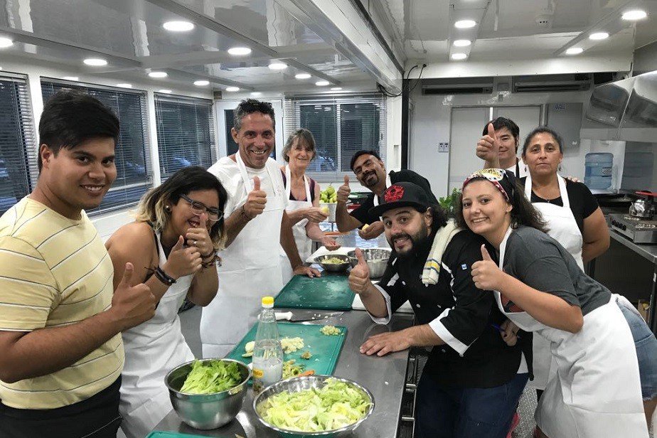 #LasGrutas | Gastronomía sigue capacitando en el Aula Taller Móvil instalada por Educación. Las clases, a cargo del chef Emanuel Rojas, se dan de jueves a lunes, de 11 a 15 y de 19 a 22. ¡Acercate!
#VeraneoEnRíoNegro #RíoNegroTieneTodo #Verano2018