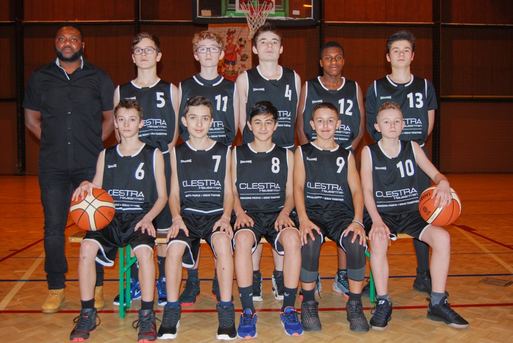 Bruno Dinnou, collaborateur Clestra Hauserman et entraîneur de basket, s’est vu remettre par Vincent Paul Petit les nouveaux maillots de son équipe, les Black Star à Bischeim.
Voilà de jeunes joueurs fiers de leurs nouvelles tenues aux couleurs de Clestra et prêts à tout gagner!