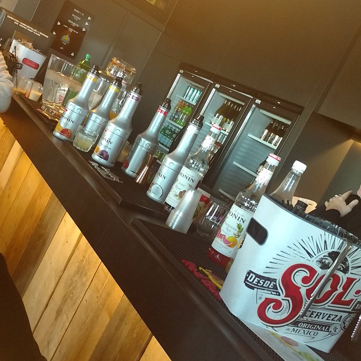 StrandbarLido's tweet photo. #monin #jetimport #tourneeminerale #tasting #seizoen2018 #strandbarlido #strandbar https://t.co/8O9w6Tk8zW