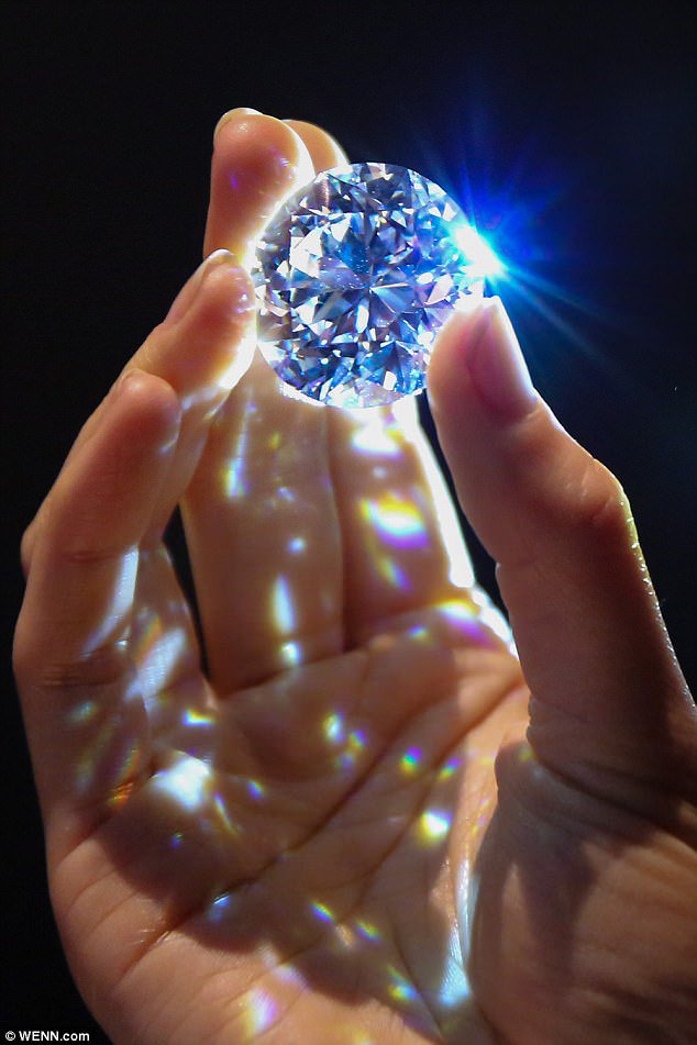 reenaahluwalia's tweet photo. Dubbed as 'RAREST WHITE DIAMOND' - @Sothebys 102.34 ct, D Flawless, #TypeIIa! Was cut from a 425-carat rough mined by the @debeersgroup in Botswana. https://t.co/Fos1ALfJkB