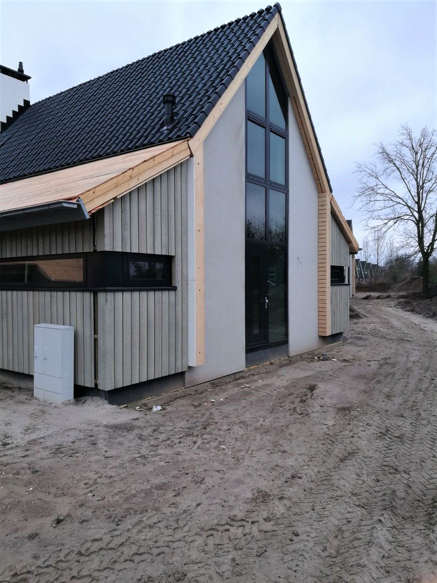 IntrobouwGroep's tweet photo. Introbouw Geveltechniek heeft project 21 woningen op Marveld Recreatie te Groenlo afgerond, en gaan door naar het volgende project; Het Nieuwe Lyceum te Bilthoven. #Gevelmontage #Introbouw #Monteur #Geveltechniek https://t.co/FKmY6vPNi3