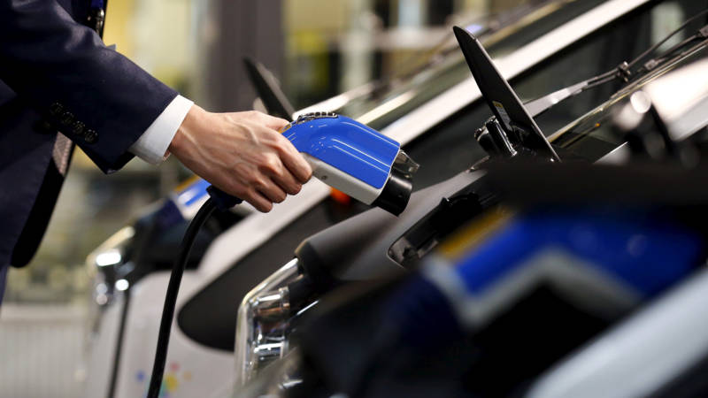 Verkoopcijfers van <a href="/ACEA_eu/">Follow @ACEA_auto</a> laten zien dat het aantal verkochte volledig #elektrische #auto's vorig jaar met 132 procent is gestegen. Het gaat om ongeveer 10.000 auto's. nos.nl/artikel/221484…