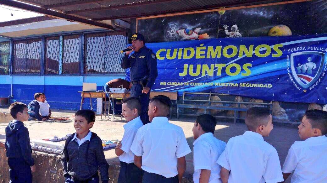 gustavomatacr's tweet photo. Damos la bienvenida al curso lectivo en un ambiente seguro, acompañamos a los estudiantes. Acá en Rincón Grande de Pavas, San José. #ClasesSeguras2018 https://t.co/rDC6JUpzWf