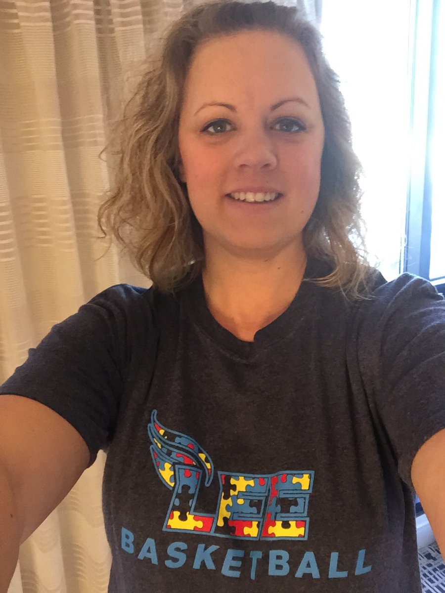 LeeUWBB's tweet photo. Two more of our supporters supporting Hoops 4 Hope today! #BeAutismAware #H4H https://t.co/LDsvhu68tC