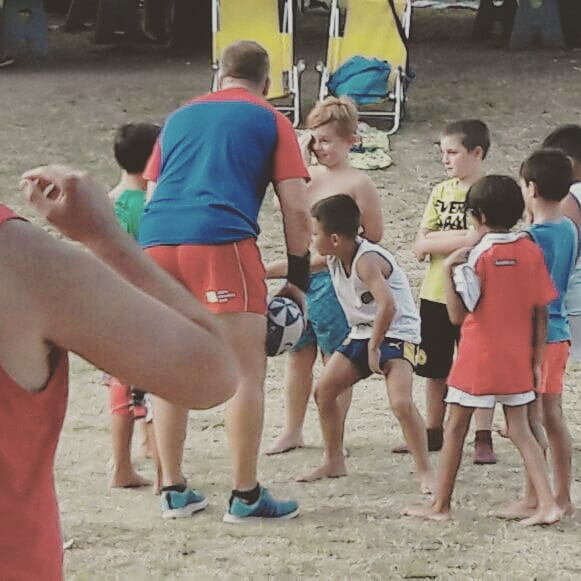 CAP_Rugby's tweet photo. Hermosa tarde de rugby y tocata en el country. Muchos chicos se sumaron a las prácticas, jugadores y no jugadores de rugby. No importaba más que divertirse.

Te esperamos todos los miércoles de febrero en el country. No importa que no tengas conocimientos de rugby. 

#rugbycap https://t.co/OevMyROSzy