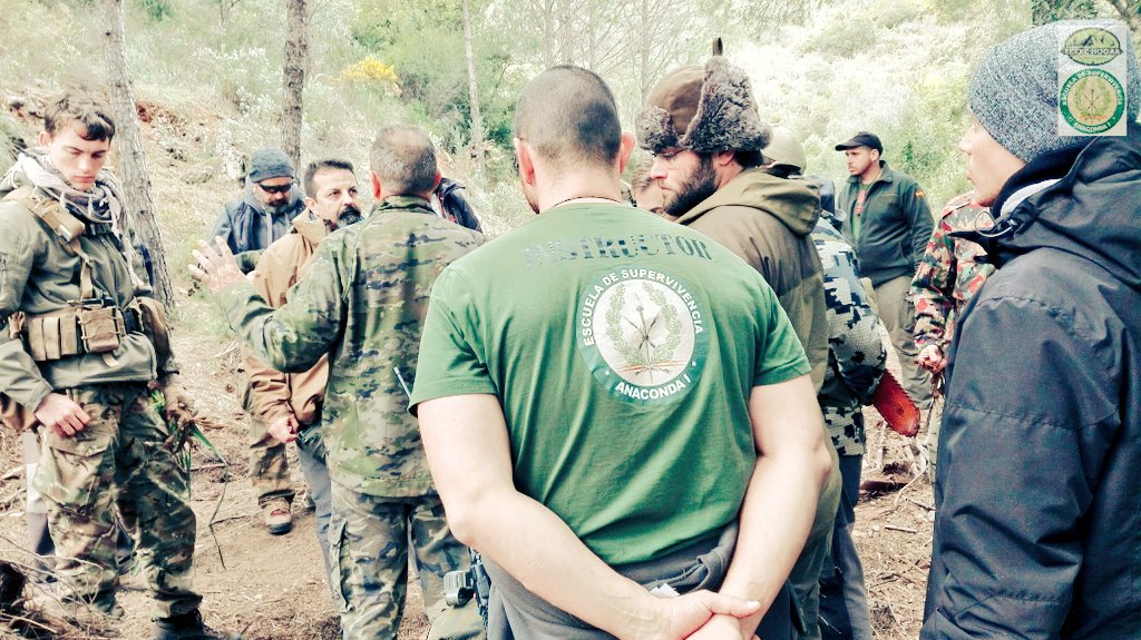 #Botánica con <a href="/Anaconda1Jose/">José Miguel Ogalla</a> En #TerritorioAnaconda la #Aventura continúa para la promoción Curso Básico de #Supervivencia 33/18 #OlaDeFrio y José Magaña en camiseta #instructor #veteranoAnaconda