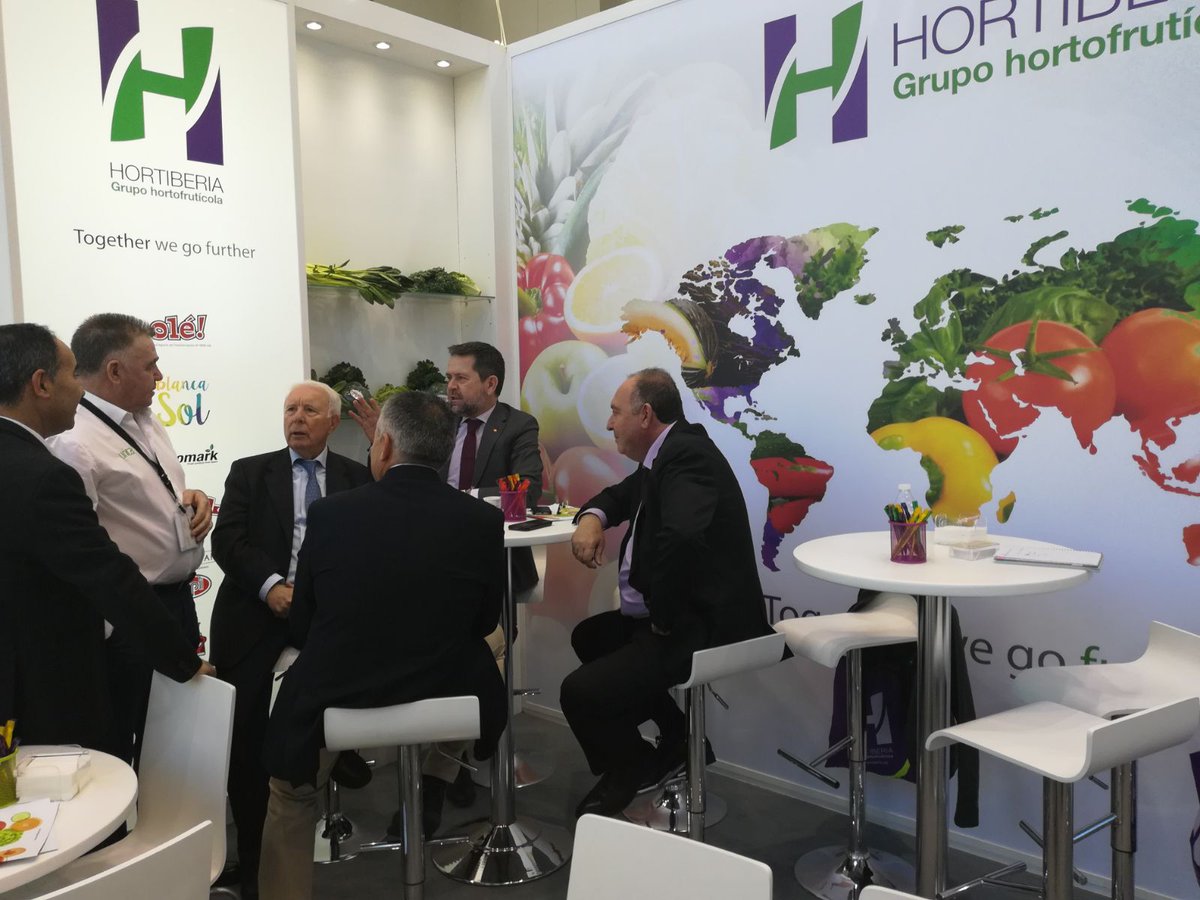 Hortiberia's tweet photo. Continuamos disfrutando de nuestra segunda e intensa jornada en  @FruitLogisticaE con muchas reuniones para dar a conocer nuestro trabajo. Estamos en el pabellón 18, stand B-08. ¿Vienes a conocernos? #fruitlogistica2018 https://t.co/vyIB181LVl