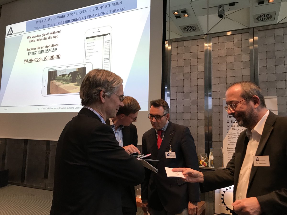 Pierre_Meier's tweet image. SPANNUNG! Beim #Entscheider-Event stimmen nun Vertreter von #Kliniken, #Presse und #Wissenschaft über die fünf #ENTSCHEIDERFABRIK Schlüsselprojekte 2018 ab