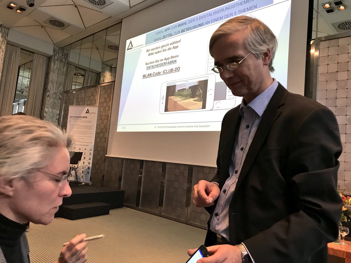 Pierre_Meier's tweet image. SPANNUNG! Beim #Entscheider-Event stimmen nun Vertreter von #Kliniken, #Presse und #Wissenschaft über die fünf #ENTSCHEIDERFABRIK Schlüsselprojekte 2018 ab