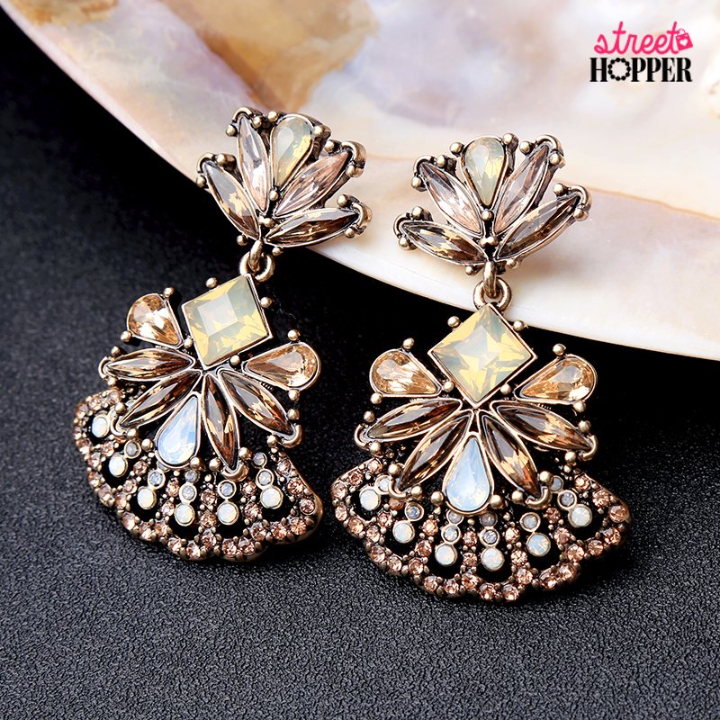 Cotton sarees look beautiful and when accessorized with these gorgeous pair of pink stone earrings, you're ready to steal the show. Gift your mom and get some priceless love in return -  streethopper.in/pink-stone-lot… 

#Streethopper #Valentineweek #Valentinegift #Mom #GIftyourmom