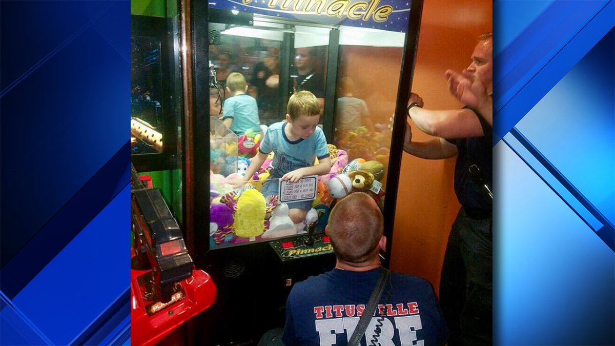 Florida firefighters called to the rescue after boy gets stuck inside claw machine bit.ly/2FWaE4a?utm_so… https://t.co/GIJ1fFZsVo
