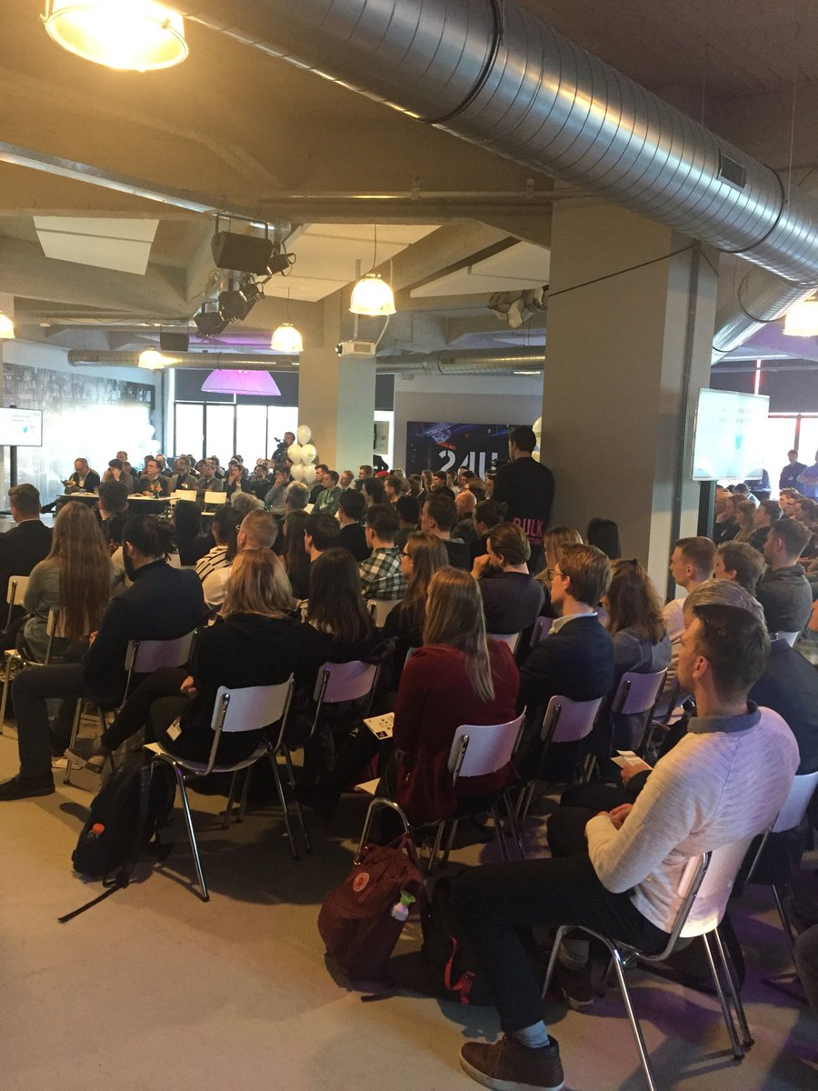 margotpessers's tweet photo. @DavidvanIersel en @GerardLenssen openen derde Fontys Student Startup Festival. Volle bak, veel enthousiasme! #startupFontys #ondernemen #Brainport #24U https://t.co/YcGxInXPuZ