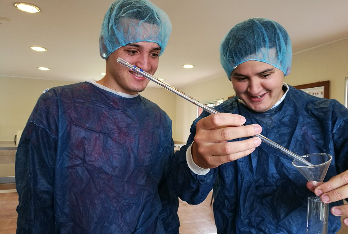 Estamos a mil. Avalancha de jóvenes para el curso de Operario de Laboratorio. Matías se trajo a su hermano Erik y ya de paso lo enfundó para mostrarle sus destrezas. Es que hace 4 años hizo el curso, trabaja en Celsius y quiere que su hermano también despegue. #efectocontagio