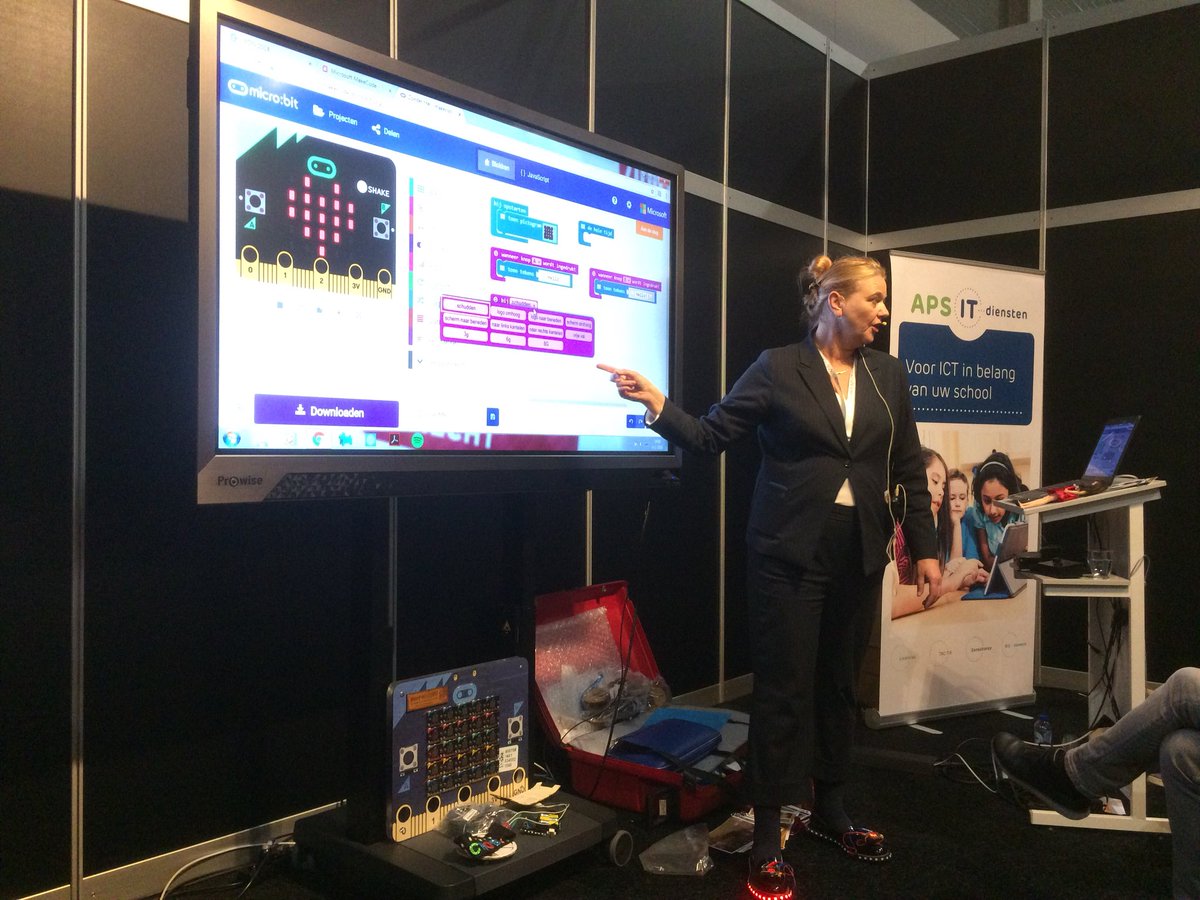jbdijkerman's tweet photo. Interessante lezing van @4pip over de micro:bit #mieexpert #ipon2018 @microsoftnl https://t.co/4TLJEO0gMN