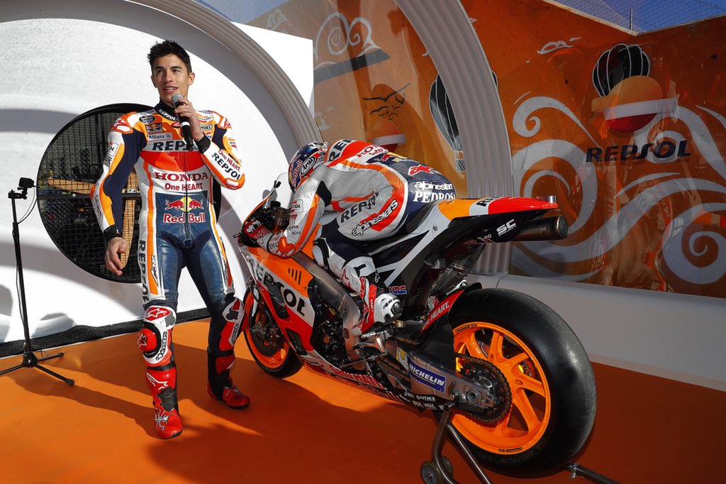 stojmanovska2's tweet photo. Aerodynamic lesson with #MM93 and #DP26 😀💖 #RepsolTeamFly2018 #WindTunnel https://t.co/QOgJoK3VWk