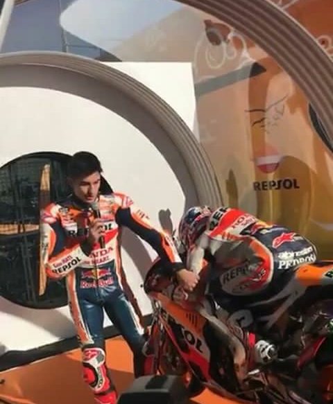stojmanovska2's tweet photo. #MM93 #DP26
#RepsolTeamFly2018 https://t.co/cJFaIRiTpT