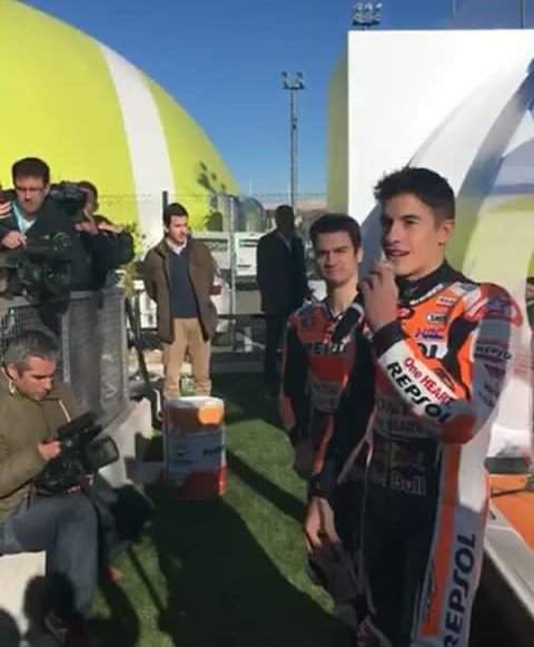 stojmanovska2's tweet photo. #MM93 #DP26
#RepsolTeamFly2018 https://t.co/cJFaIRiTpT
