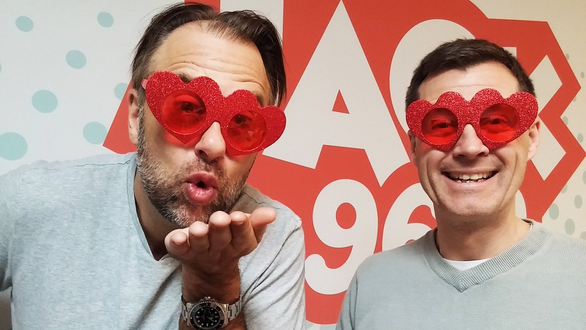 Looks like <a href="/PaulOnJACK/">Paul Brown</a> &amp; @KussOnJACK are ready for #ValentinesDay ❤️
(Or an #EltonJohn concert) 
ow.ly/ruiw30ihv1g