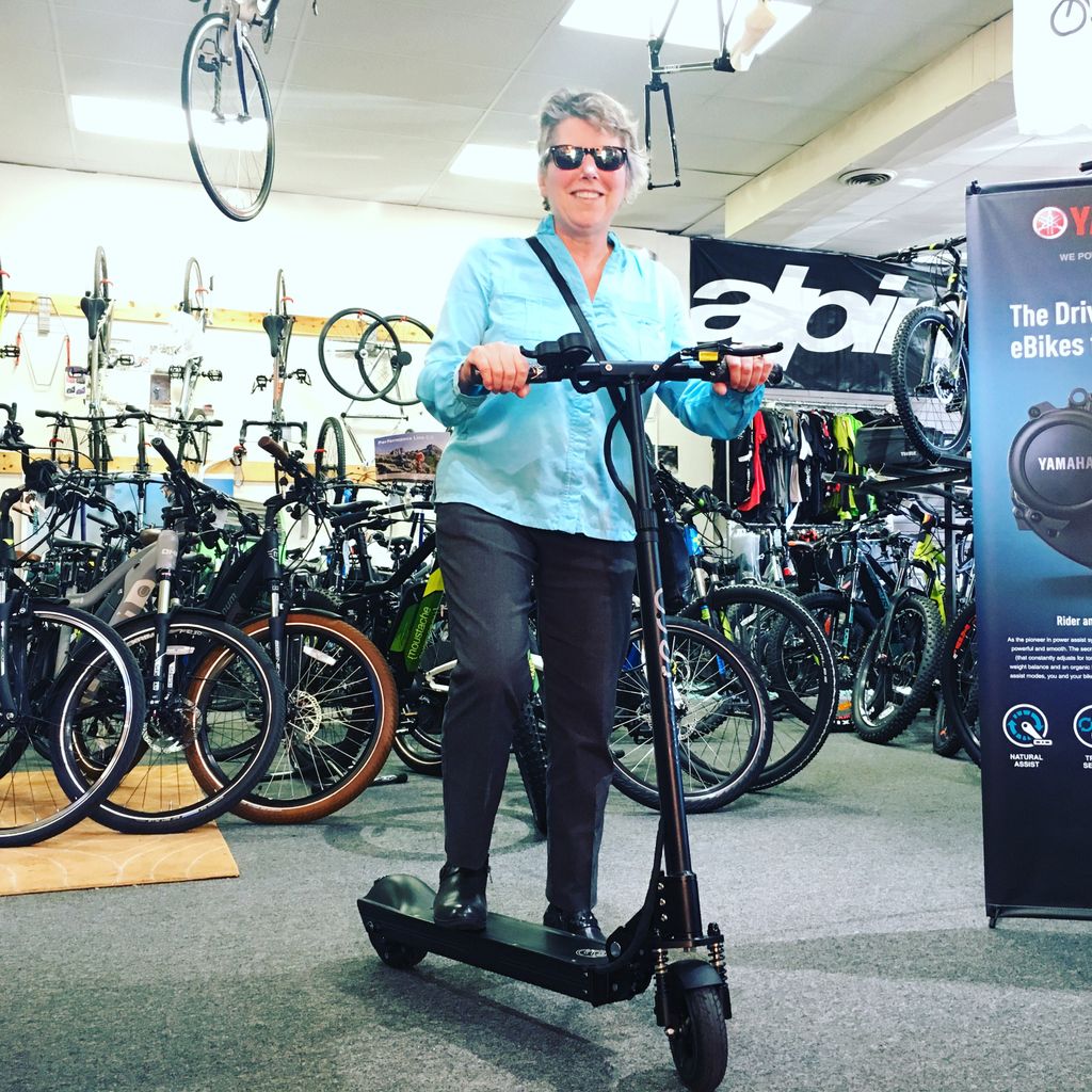 Wondering what the “motorcycle of the future” and “motorcyclist of the future” looks like? You’re looking at something like it and her #giveashift #motorcycle #escooter #ecoreco