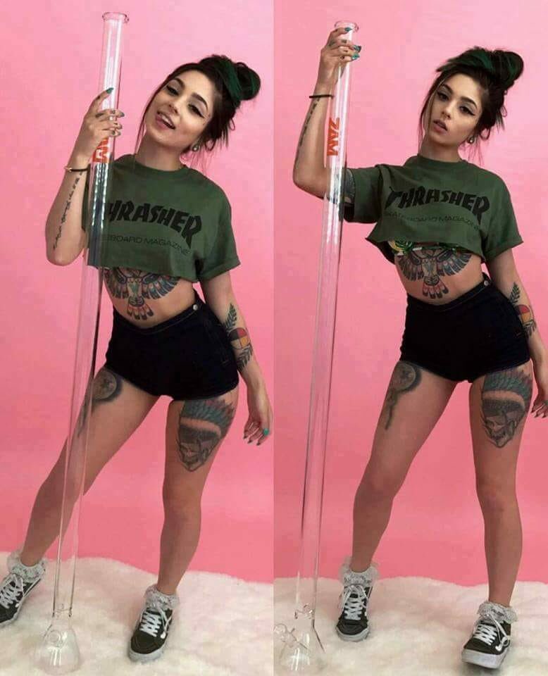 PrettyFlackoSj4's tweet photo. #ganja #babes #girlsthatsmoke #420 #bongs https://t.co/HIQQiSiQQE