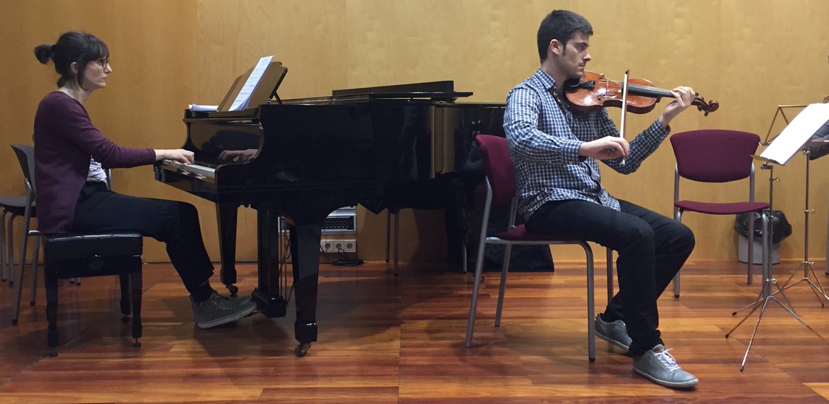OCiudadPamplona's tweet photo. Ensayo musical de "El Flautista de Hamelin" compuesta por Iñigo Casalí Sarasibar. Producción de @OperaOCN contentos de nuevo con esta colaboración.Bajo la batuta de Iker Sanchez.
#colaboraressumar #OCP2018 https://t.co/rB7bPiljRS