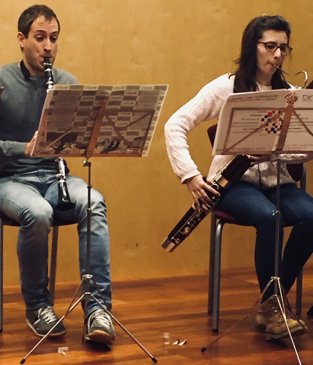 OCiudadPamplona's tweet photo. Ensayo musical de "El Flautista de Hamelin" compuesta por Iñigo Casalí Sarasibar. Producción de @OperaOCN contentos de nuevo con esta colaboración.Bajo la batuta de Iker Sanchez.
#colaboraressumar #OCP2018 https://t.co/rB7bPiljRS