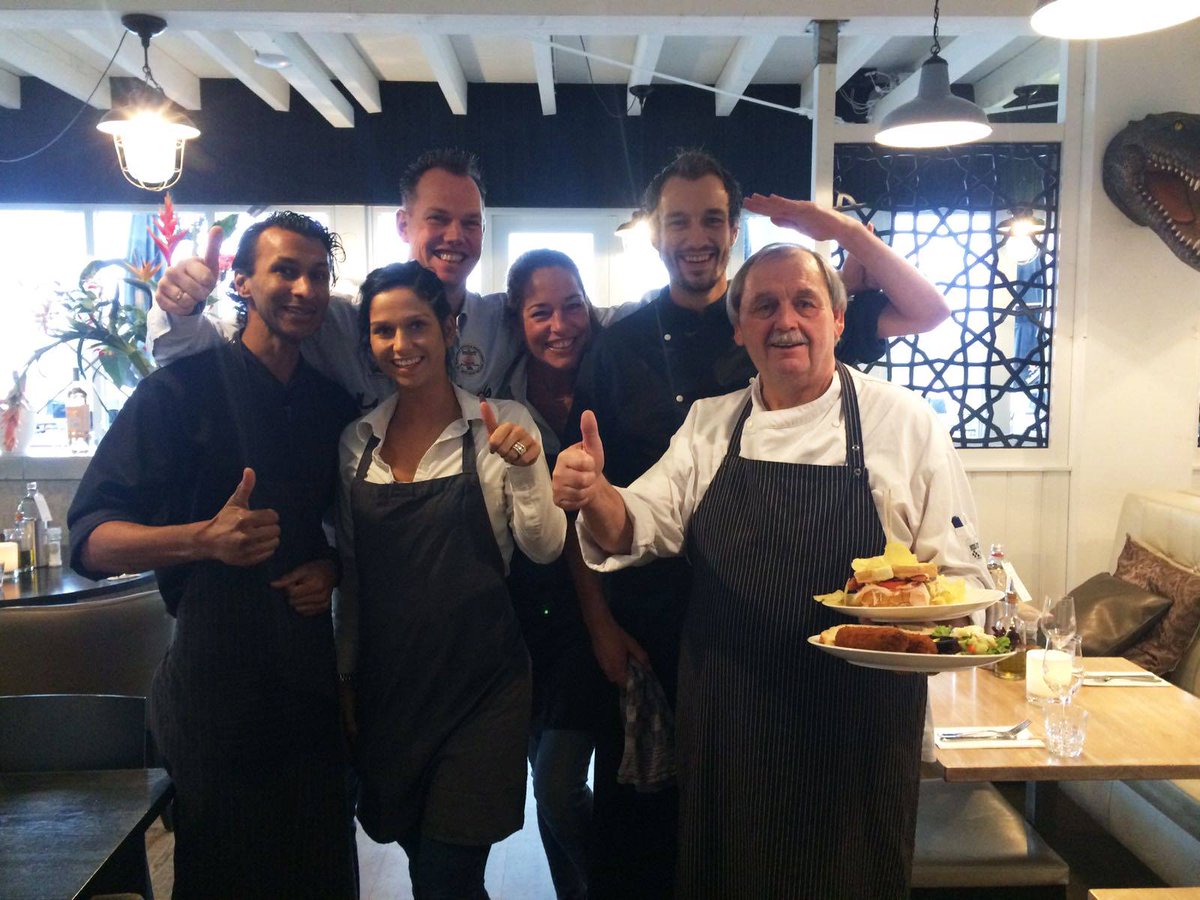 DownUnder_NL's tweet photo. Heb jij een passie voor koken? En heb jij zin om dit gezellige team te komen versterken? Solliciteer dan via https://t.co/aJc0Et2870 #chef #chefgezocht #nieuwegein https://t.co/eK6IvDLc5g