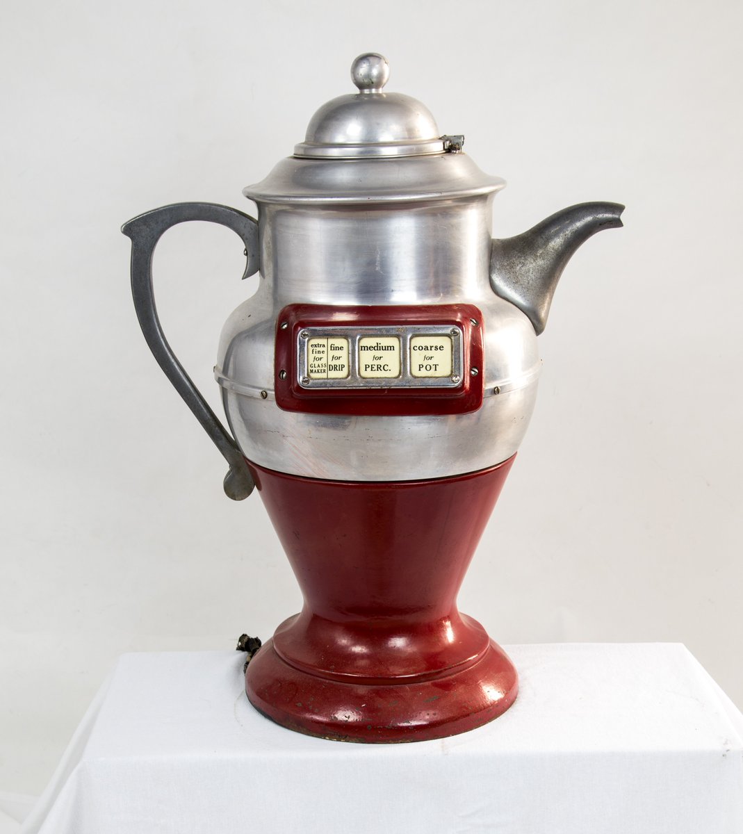 HennHistMuseum's tweet photo. You'll never look at your collection the same away again. Improv + fascinating historic items = funniest Friday night in February! Tickets now available for Antiques Roadshow, Improv Edition. February 16, 6-9 pm. Tickets: https://t.co/V2OwTcXqS3 https://t.co/GsFsLqPX1b