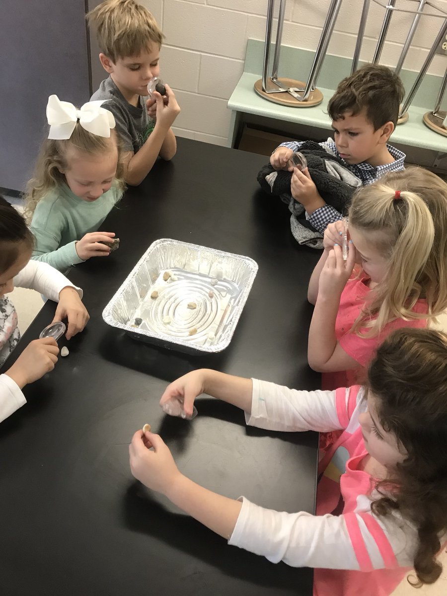 kinardmde's tweet photo. Rock Observations! #mdelem #science #Kindergarten @scienceverywher @MDEJJordan https://t.co/uhAKYZlA6U