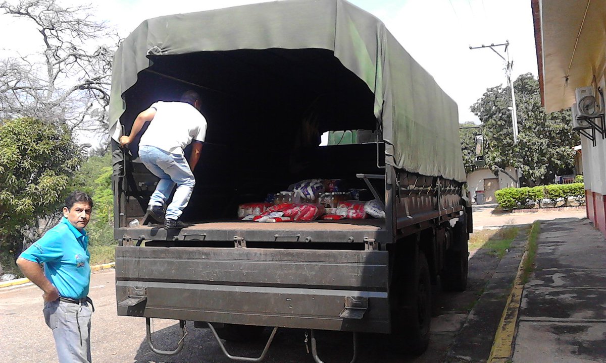 inass_urena's tweet photo. el dia de hoy se retiro el mercado de nuestros adultos con el apoyo de la milicia Bolivariana del municipio @VinaMagally @salainass https://t.co/HEXQ0HgdXq