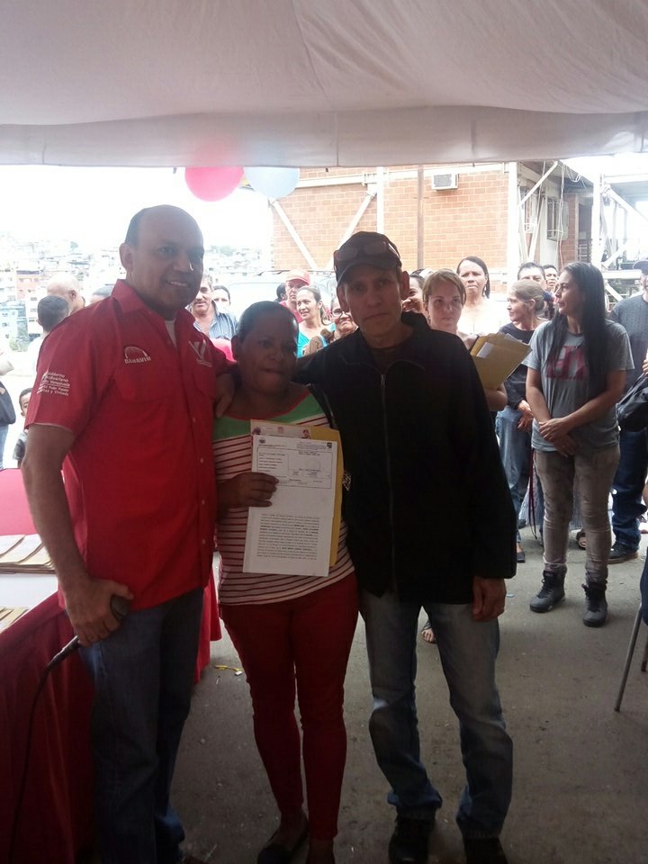 Banavihaldia's tweet photo. Con la entrega del documento de propiedad de la #GMVV el Gobierno Bolivariano garantiza  al viviendo venezolano seguridad jurídica sobre su hogar. #22AElPuebloDecide @IMVillarroel @Minhvi_Oficial https://t.co/a1sc387GRt