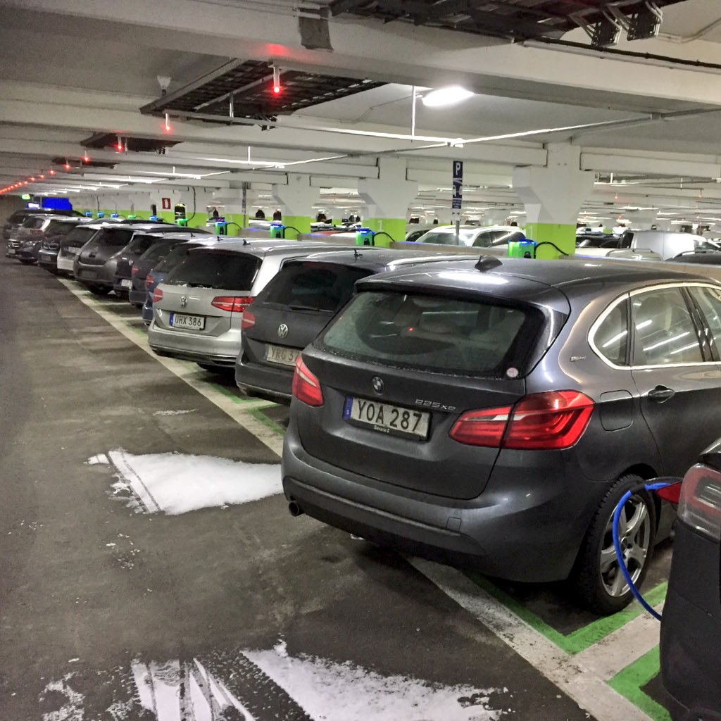 Wow - and also upper floor full of charging EV's Allthough not on a #unimi1base  - still a very nice sight! #evcharging