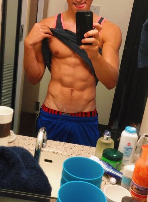 Self cock. Guy ABS selfie. Парень с жирком селфи. ABS boy selfie. Селфи члена парня на кровати.