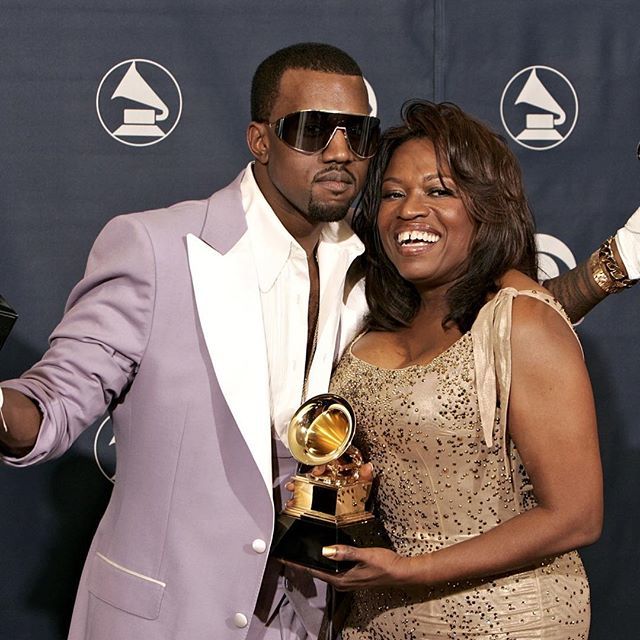 ChangeThePlay's tweet image. 🙌 via @hypebeast - “#hypebeastart: Kanye West's childhood home in Chicago, which has now been revamped into learning space, music museum and recording studio for the youth, will get "Heart-Bombed" on Valentine’s Day . Ye’s arts organization ‘Donda’s … ift.tt/2BOoLKT