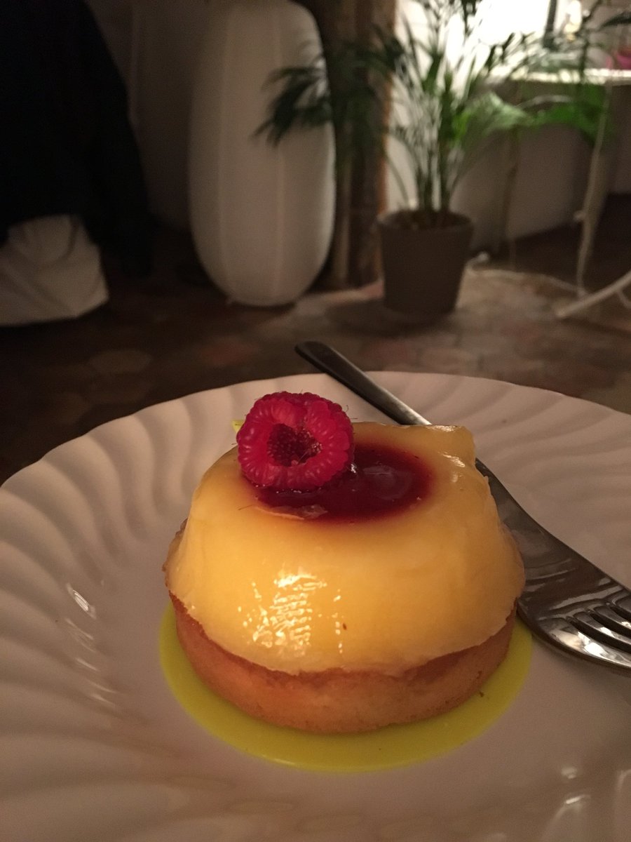 weefoodtaster's tweet photo. Citron meringue tart ! What could be more comforting #citron #lemon #Paris #pastry https://t.co/pSSd92qg0t