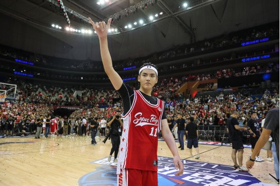 XinhuaItalia's tweet photo. L'attore e cantante cinese @KrisWuOfficial giocherà il 16 febbraio nello NBA All-Star Celebrity Game, la sua terza partita consecutiva dal 2016 @wu_yi_fan @WuYiFan_KrisBar #KrisWu https://t.co/lMcL1LMeFV