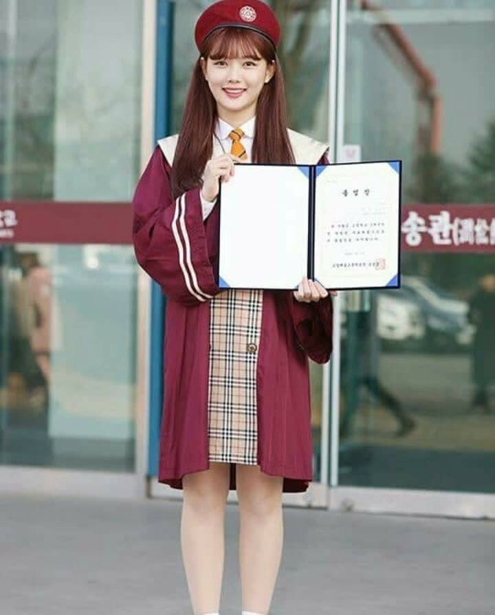 BoYooCouple's tweet photo. Kim Yoo Jung graduation pictures 🎓🎓🎓
As always  Bogummy's doll is so pretty!!!
Congratulations yoojung 🌻🌻🌻🌻
💜💖❤
#ctto https://t.co/XwJo7bGbba