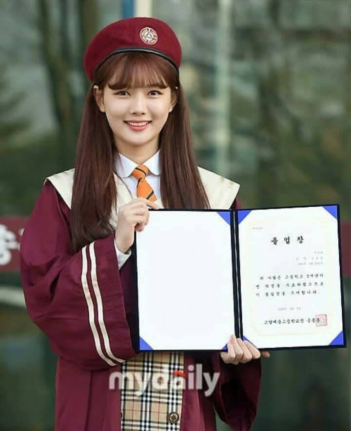 BoYooCouple's tweet photo. Kim Yoo Jung graduation pictures 🎓🎓🎓
As always  Bogummy's doll is so pretty!!!
Congratulations yoojung 🌻🌻🌻🌻
💜💖❤
#ctto https://t.co/XwJo7bGbba