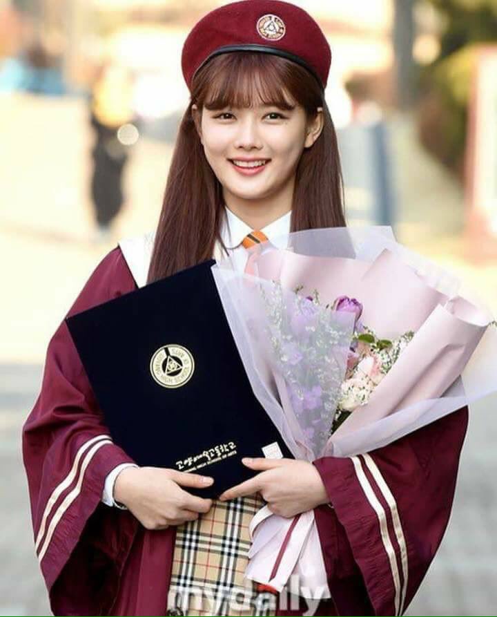 BoYooCouple's tweet photo. Kim Yoo Jung graduation pictures 🎓🎓🎓
As always  Bogummy's doll is so pretty!!!
Congratulations yoojung 🌻🌻🌻🌻
💜💖❤
#ctto https://t.co/XwJo7bGbba
