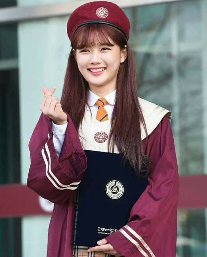 BoYooCouple's tweet photo. Kim Yoo Jung graduation pictures 🎓🎓🎓
As always  Bogummy's doll is so pretty!!!
Congratulations yoojung 🌻🌻🌻🌻
💜💖❤
#ctto https://t.co/XwJo7bGbba