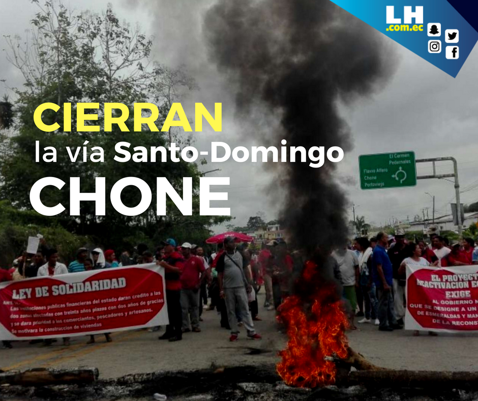 lahoraecuador's tweet photo. ⚠
Habitantes de varios sectores de las provincias de #Manabí y #Esmeraldas, protagonizan un paro en la vía Santo Domingo-Chone kilómetro 31.
►https://t.co/X9ssowCZPo #Ecuador https://t.co/tNHu6px5xz