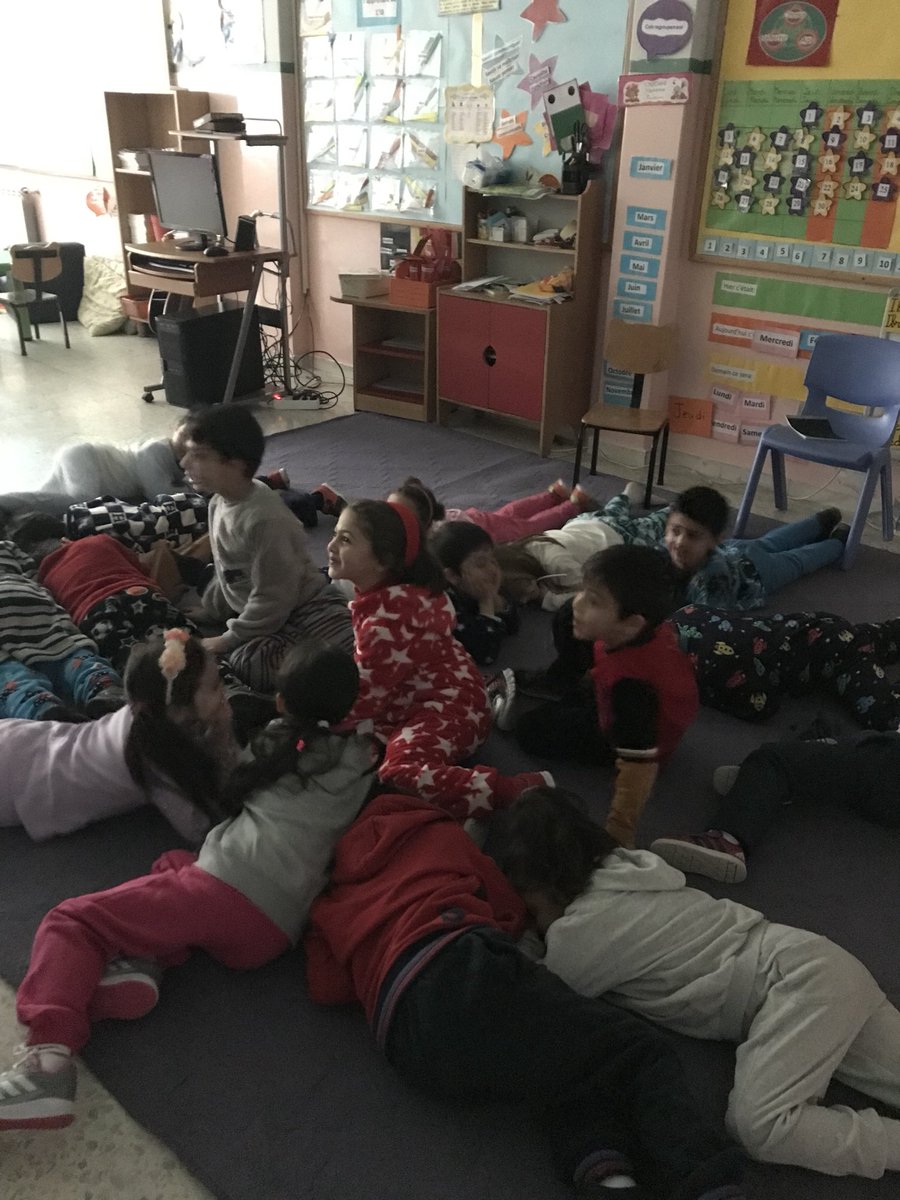 Grande_Section's tweet photo. Journée de pyjama #comment rendre la classe un endroit dans lequel on peut dormir 😴 #chercher mon🛏,mon doudou,ma famille @Hhhsinfo @tbaassiri https://t.co/y4sFA9gEfw